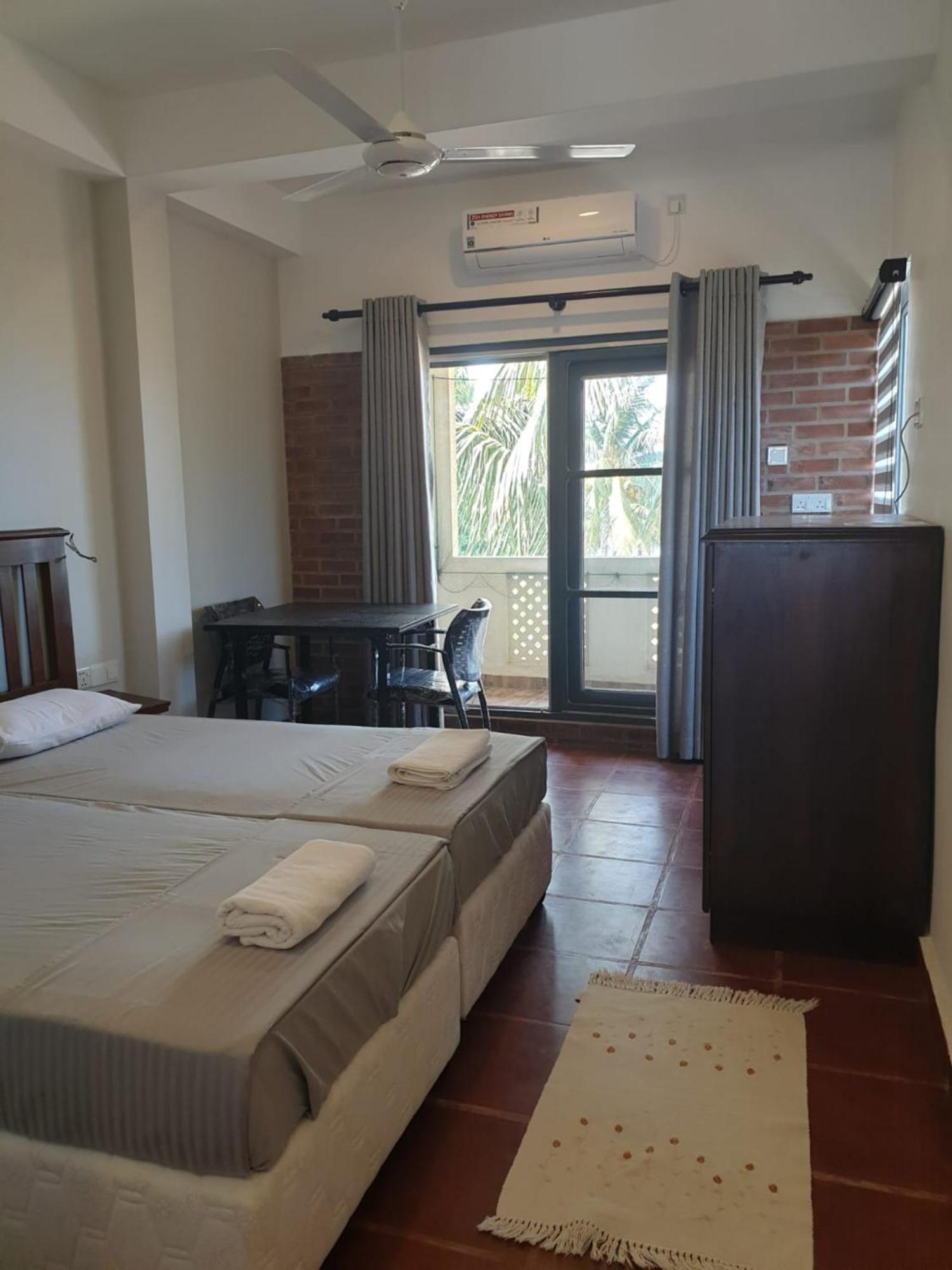 Janishi Residencies Hotel Negombo Buitenkant foto