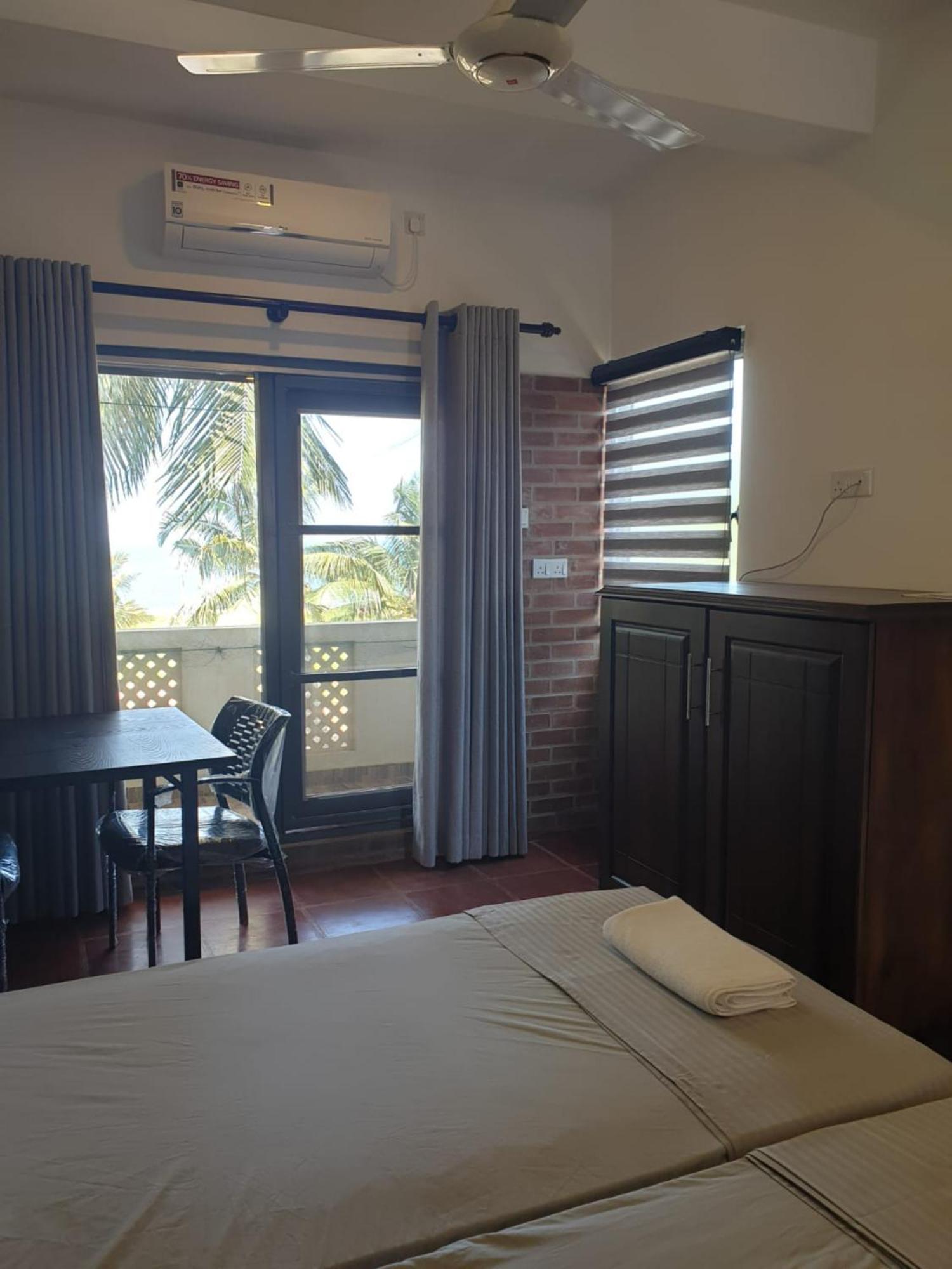 Janishi Residencies Hotel Negombo Buitenkant foto