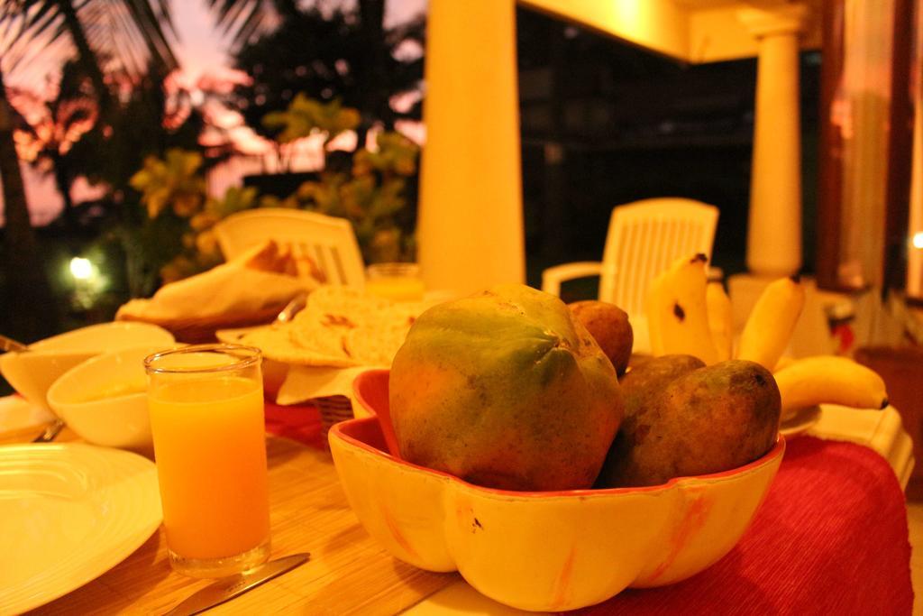 Janishi Residencies Hotel Negombo Buitenkant foto