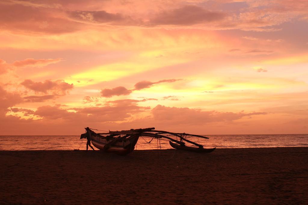 Janishi Residencies Hotel Negombo Buitenkant foto