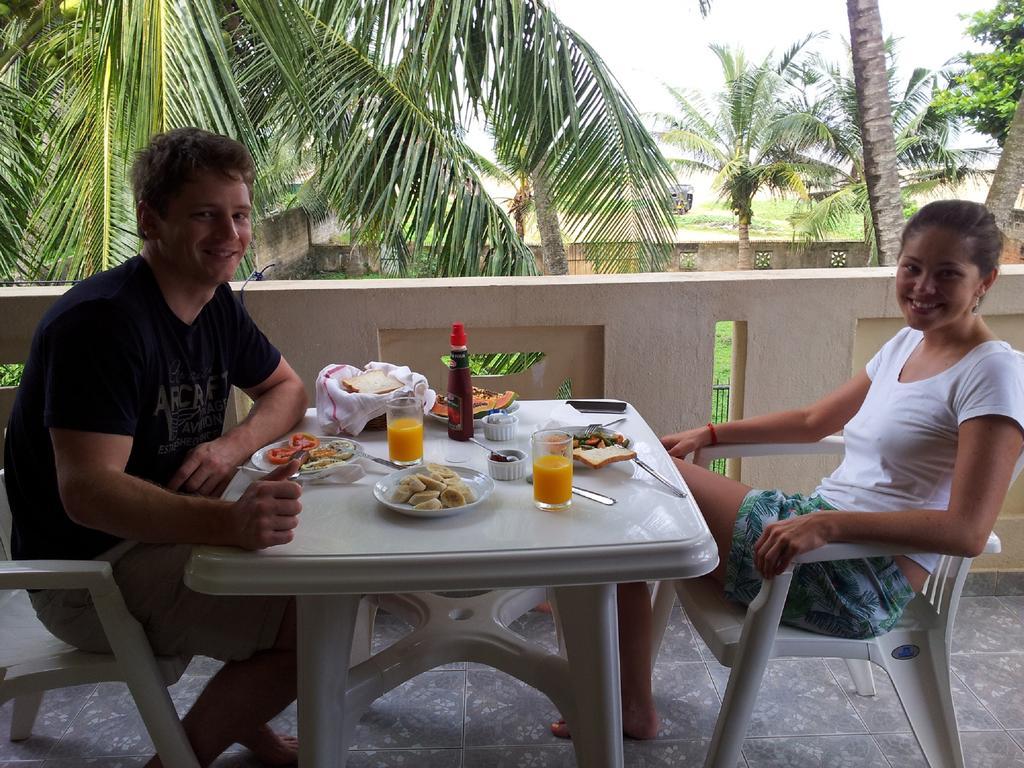 Janishi Residencies Hotel Negombo Buitenkant foto