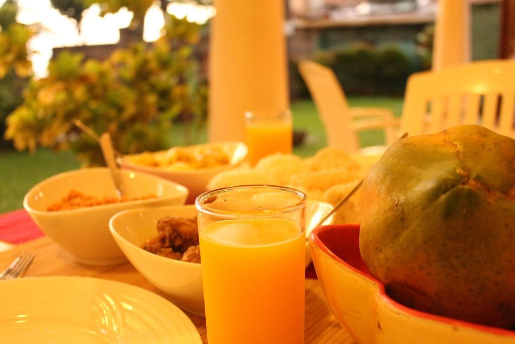 Janishi Residencies Hotel Negombo Buitenkant foto