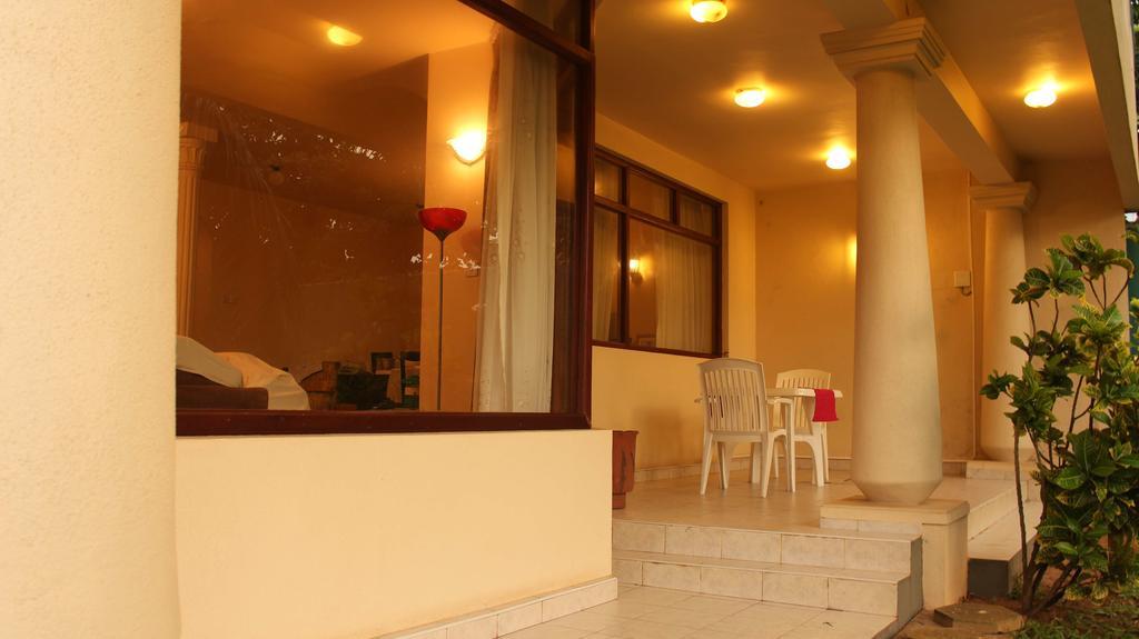 Janishi Residencies Hotel Negombo Buitenkant foto