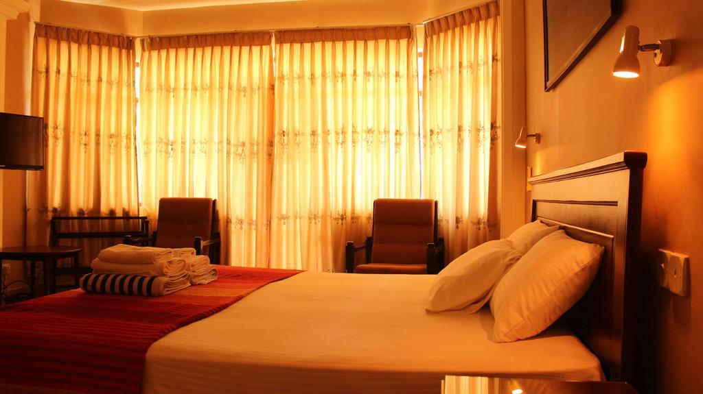 Janishi Residencies Hotel Negombo Kamer foto