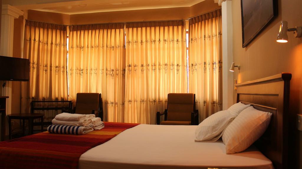 Janishi Residencies Hotel Negombo Kamer foto