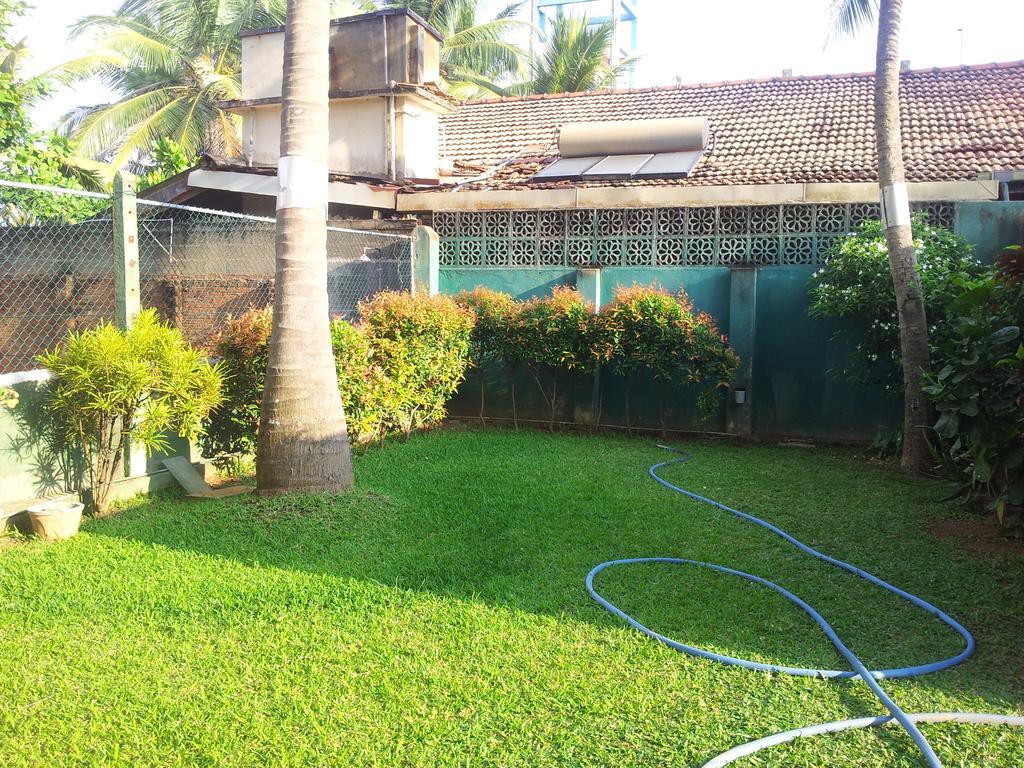 Janishi Residencies Hotel Negombo Buitenkant foto