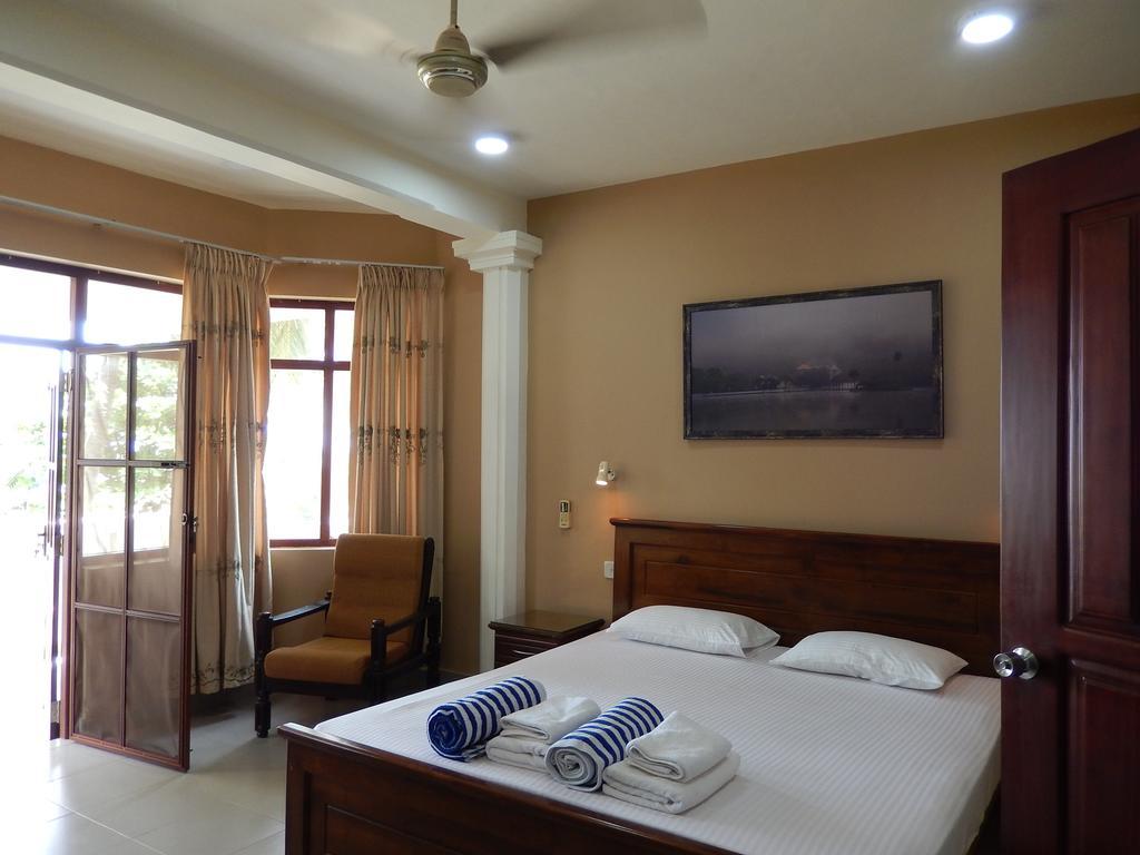 Janishi Residencies Hotel Negombo Buitenkant foto