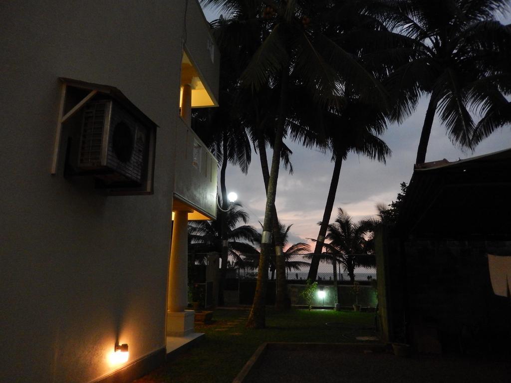 Janishi Residencies Hotel Negombo Buitenkant foto