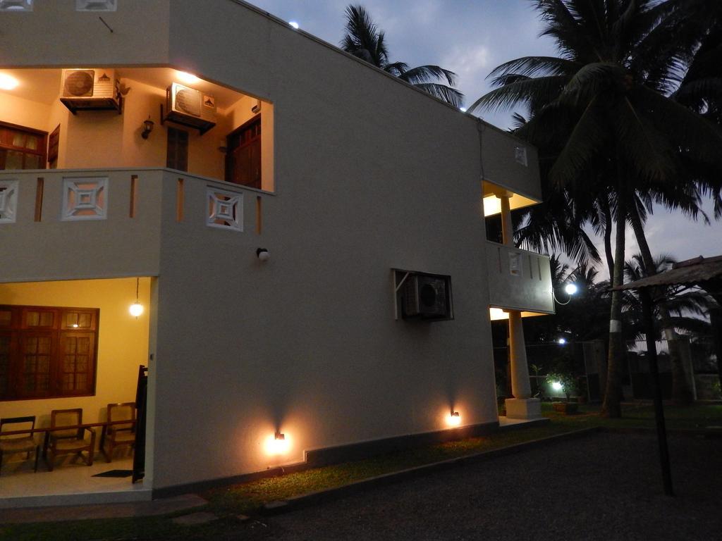 Janishi Residencies Hotel Negombo Buitenkant foto