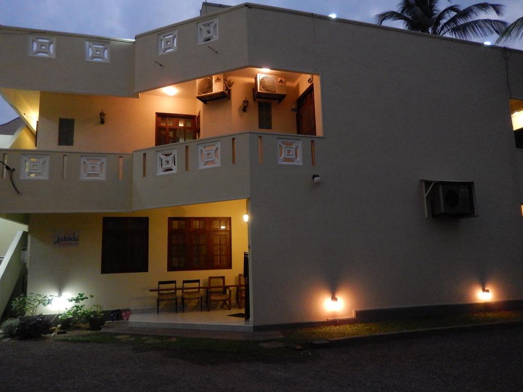 Janishi Residencies Hotel Negombo Buitenkant foto