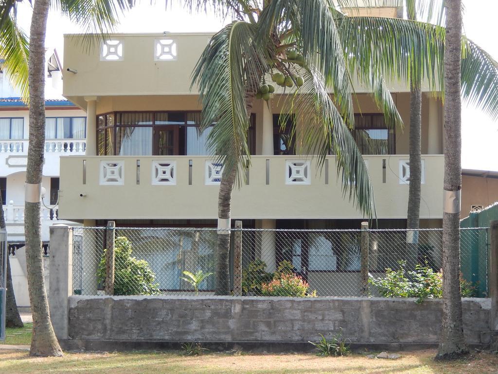 Janishi Residencies Hotel Negombo Buitenkant foto