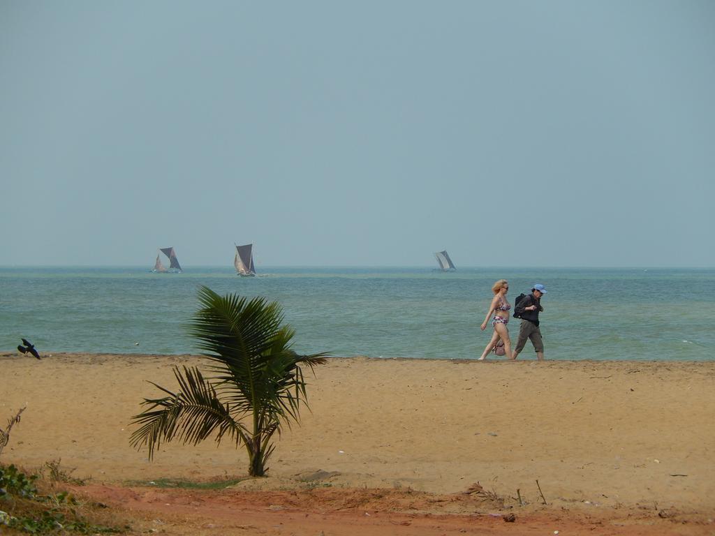 Janishi Residencies Hotel Negombo Buitenkant foto