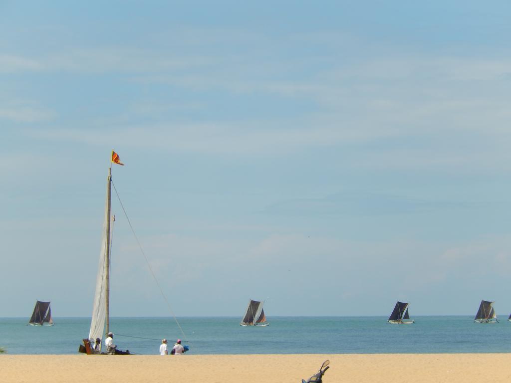 Janishi Residencies Hotel Negombo Buitenkant foto