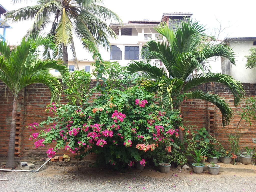 Janishi Residencies Hotel Negombo Buitenkant foto