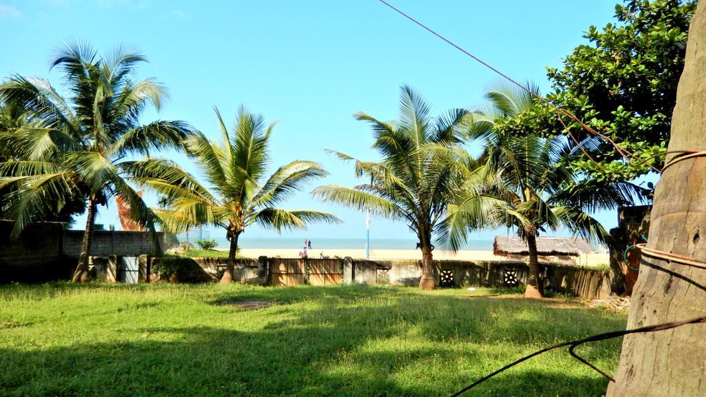 Janishi Residencies Hotel Negombo Buitenkant foto