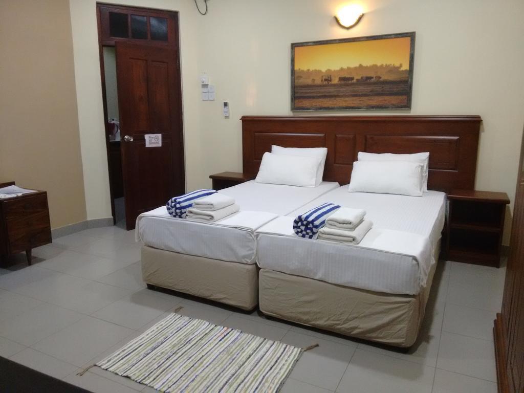 Janishi Residencies Hotel Negombo Buitenkant foto