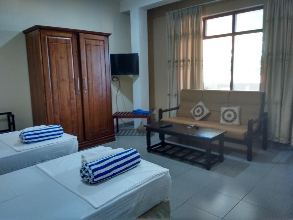 Janishi Residencies Hotel Negombo Buitenkant foto
