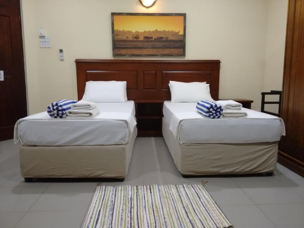 Janishi Residencies Hotel Negombo Buitenkant foto
