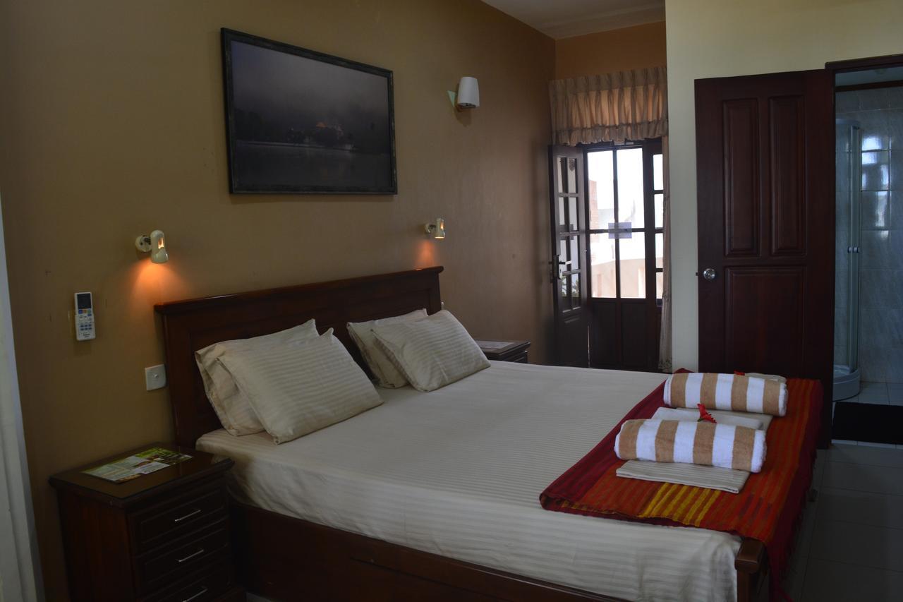 Janishi Residencies Hotel Negombo Buitenkant foto