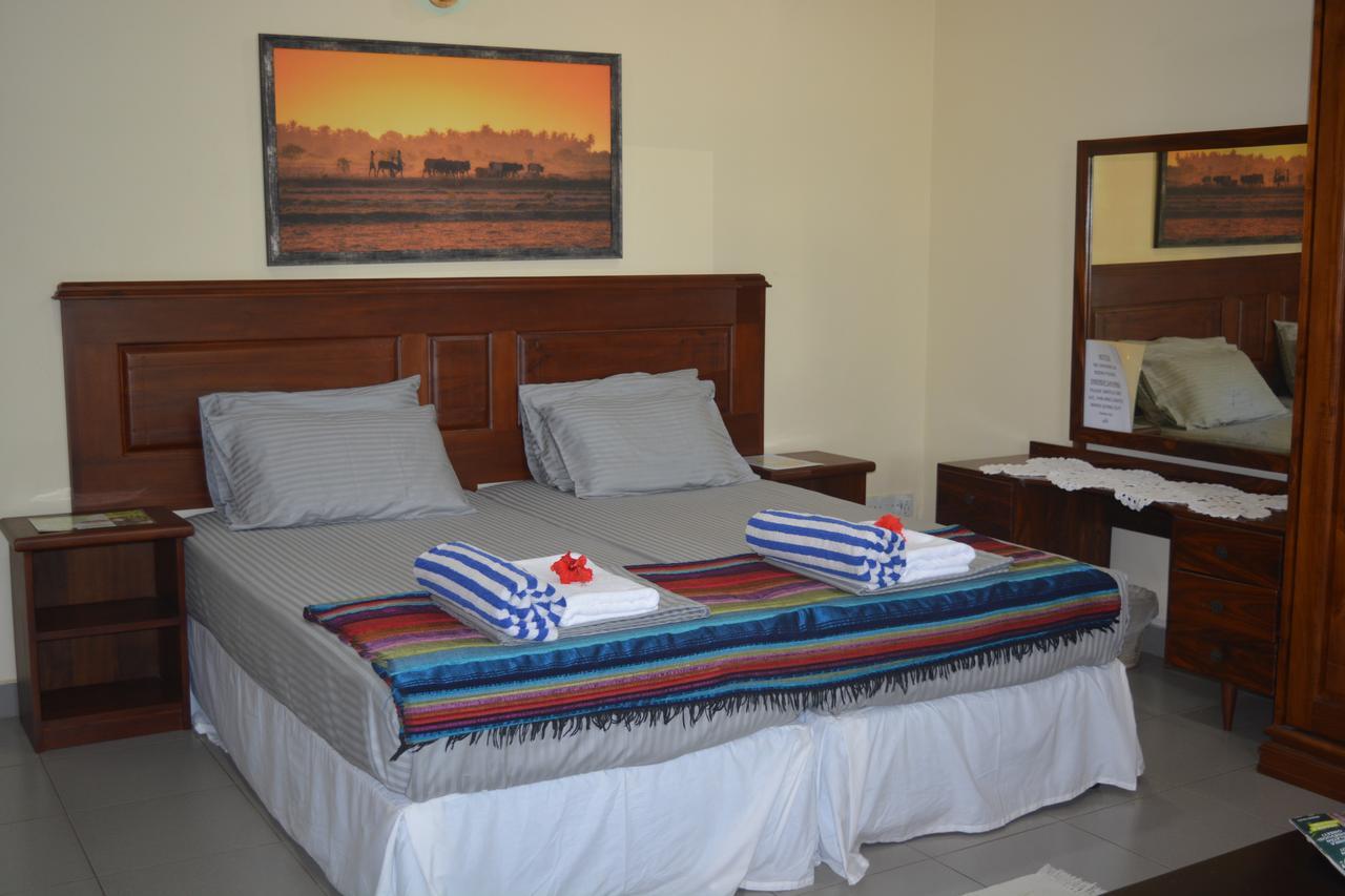 Janishi Residencies Hotel Negombo Buitenkant foto