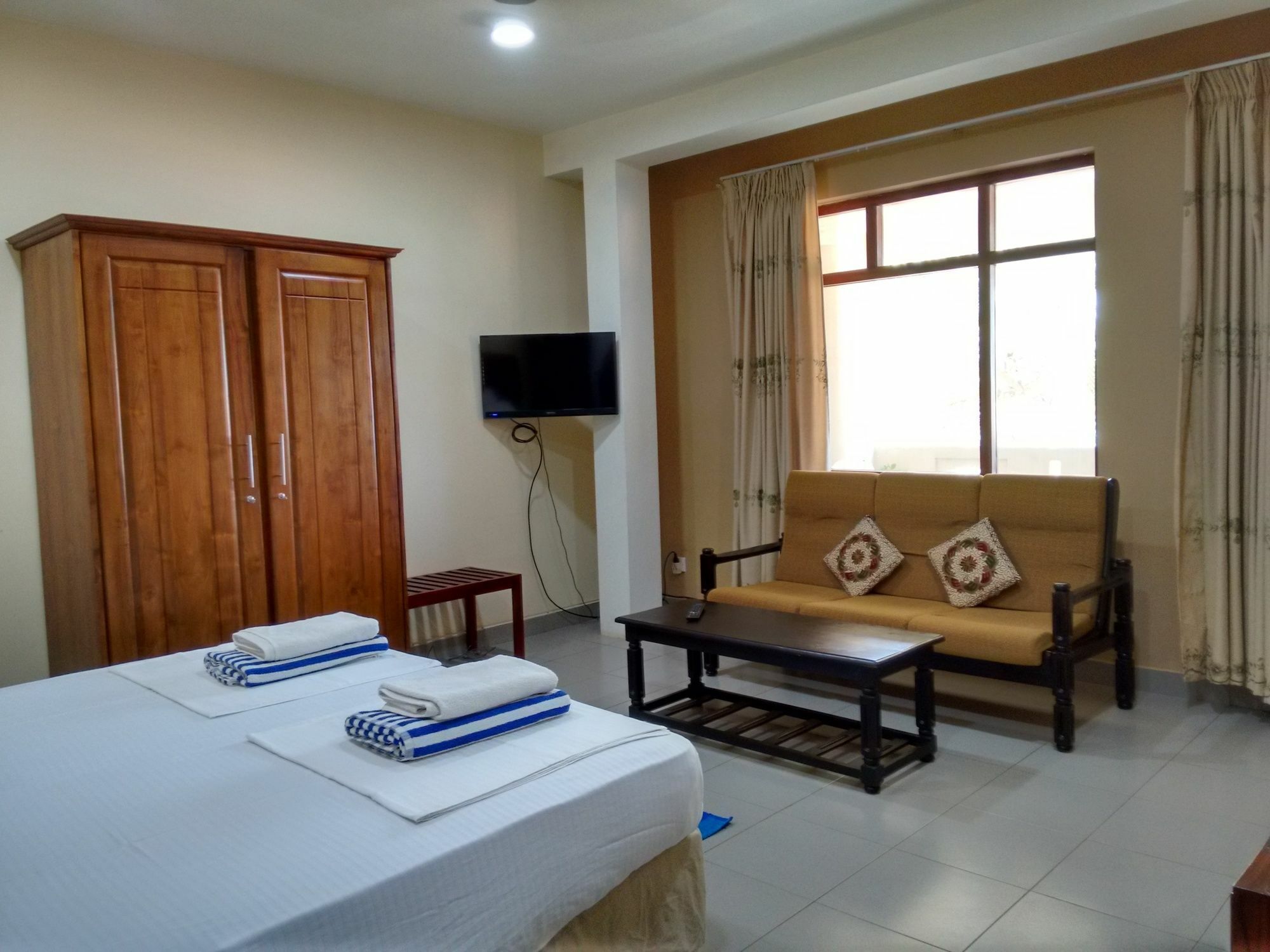 Janishi Residencies Hotel Negombo Buitenkant foto