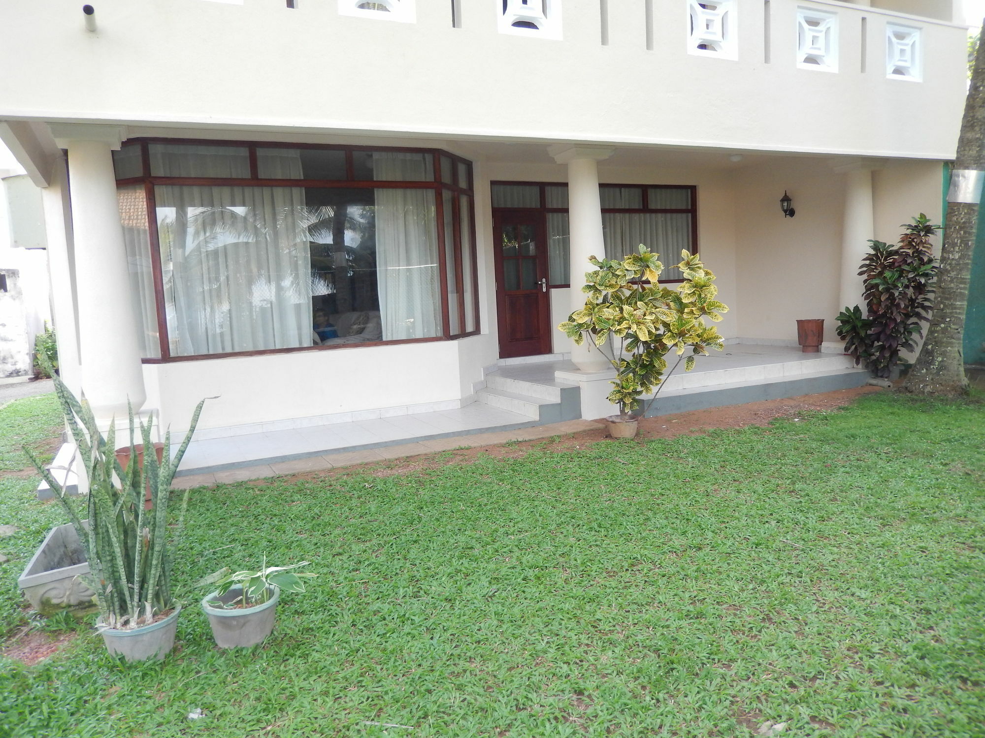 Janishi Residencies Hotel Negombo Buitenkant foto