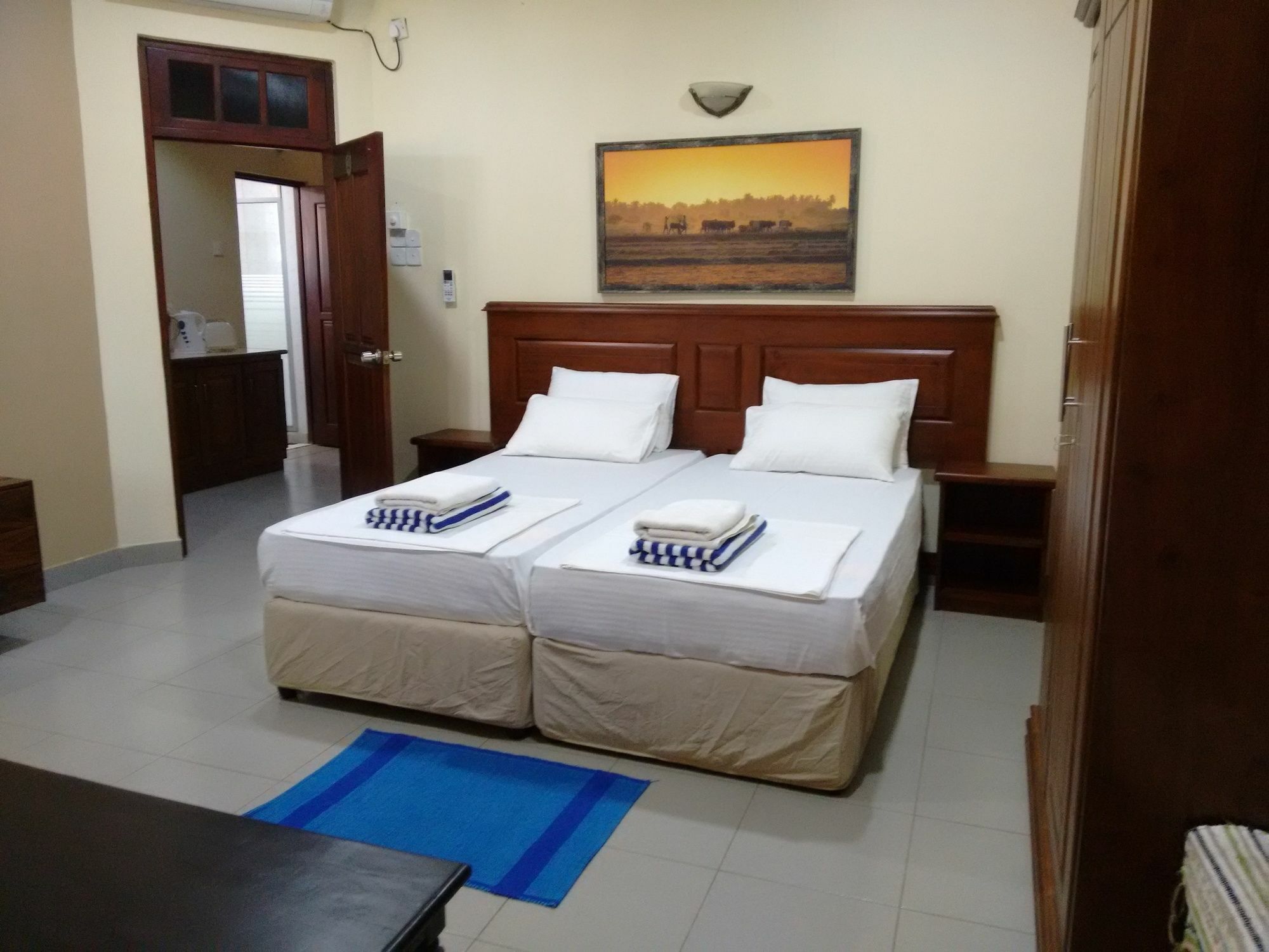 Janishi Residencies Hotel Negombo Buitenkant foto